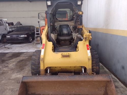 Imagem 3 de 6 de Minicarregadeira Caterpillar 242 C