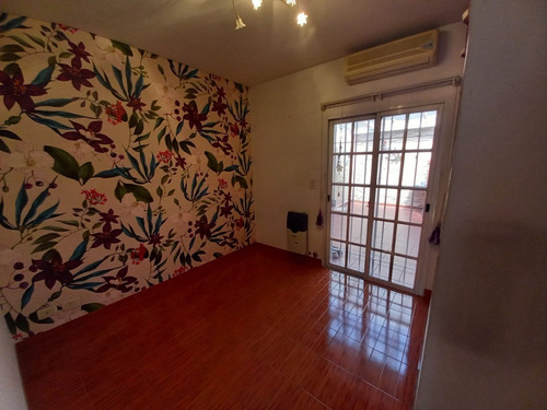 Excelente Departamento 2 Ambientes Y Medio Todo En Planta Baja Al Frente Con Cochera Y Patio Con Parrilla. Villa Luzuriaga