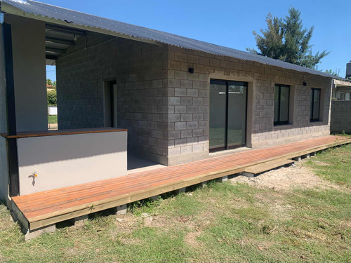 Casa En Venta - 3 Habitaciones - Terreno De 540m2 - Cubierto 80mts2 - Semi Cubierto 30mts2