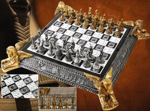 Tabuleiro de xadrez com várias peças de romanos e egípcios