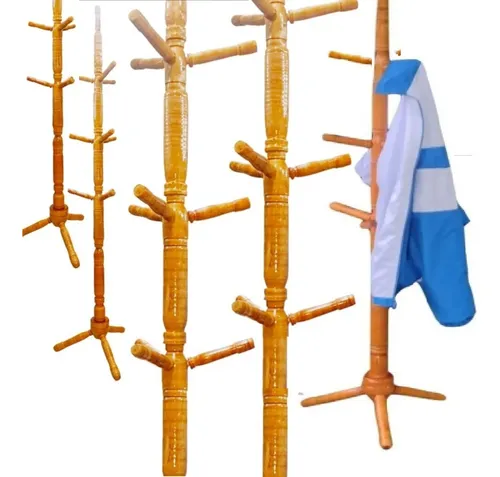 Conjunto de três mancebos de madeira com ganchos em fundo branco