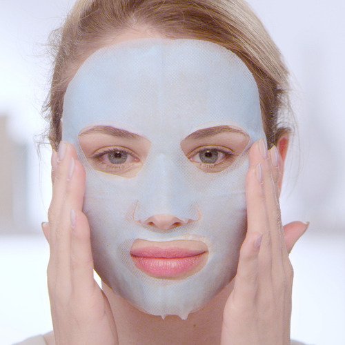 Imagen 3 de 9 de Mascarilla En Tela Garnier Skin Active Granada Hidra Bomb