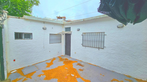 Casa En Tres Cruces, Con Renta De $ 32.000/mes Con Garantía Anda. A 1 Cuadra De Bulevar Artigas Y 2 Del Shopping Y Terminal