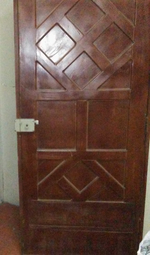 Puerta De Madera Con Batientes Y Chapa