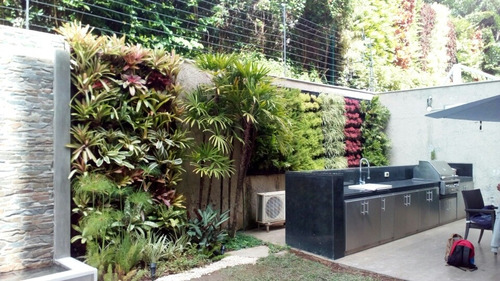 Imagen 1 de 5 de Jardin Vertical, Pared O Espejo De Agua / Manantial