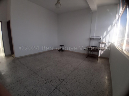 Bray Montoya Alquila Espectacular Apartamento Comodo En El Centro De Barquisimeto Posee 101m2 Compuesto 2 Habitaciones 2 Baños Con Todos Los Servicios Basicos 2#5#5#1#8#7 Bray Montoya