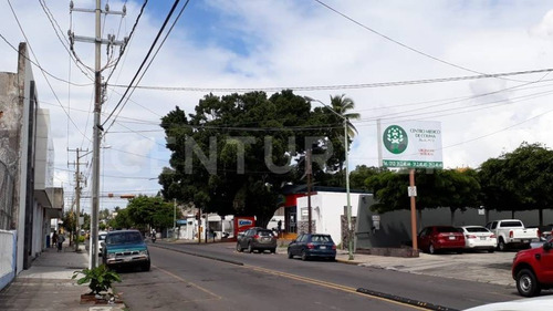 Local Comercial Con Oficinas En Jardines De La Corregidora, Colima
