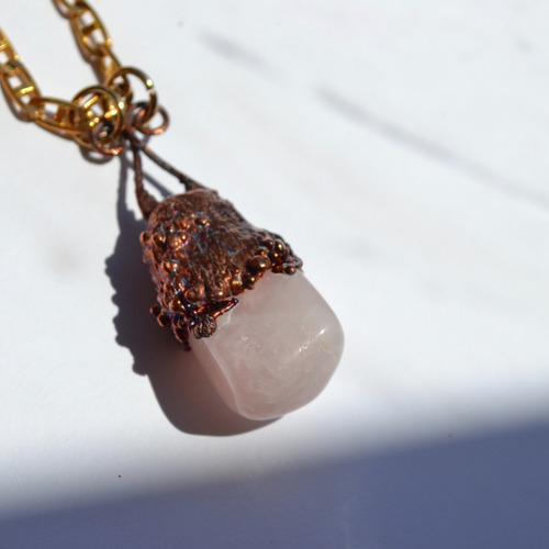 Imagen 5 de 8 de Colgante De Cuarzo Rosa Con Cobre Y Cadena De Bronce, Cod1