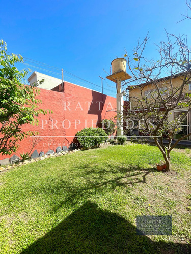Venta Casa En Lote Propio De 5 Ambientes Con Parque Y Cochera En Isidro Casanova