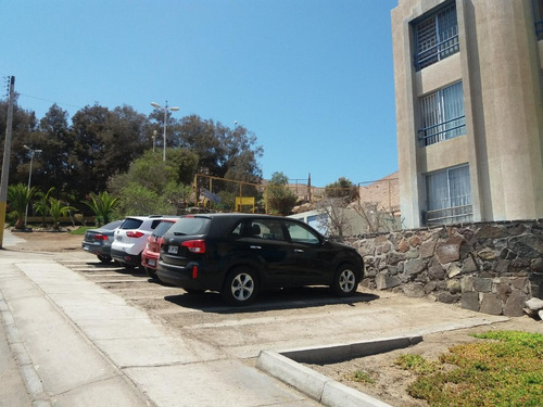 Departamento En Sector Residencial Con Estacionamiento