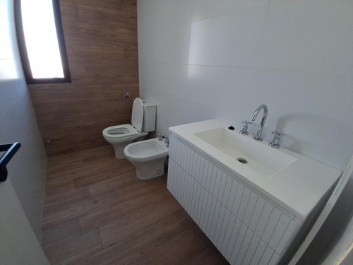 Venta De Departamento 3 Dormitorios Patio, Balcón Y Cochera