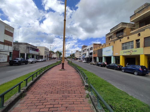 Se Venden 2 Locales Comerciales En La Avenida Bolívar Sur ( Av. Las Ferias) En El Edificio Impera . Minerva K
