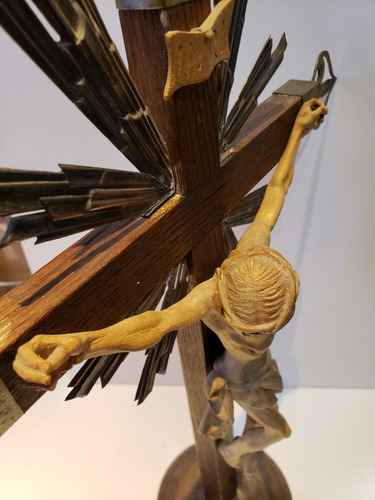 Cruz Crucifijo De Pie Tradicional Antiguo Madera Tallado (Usado)