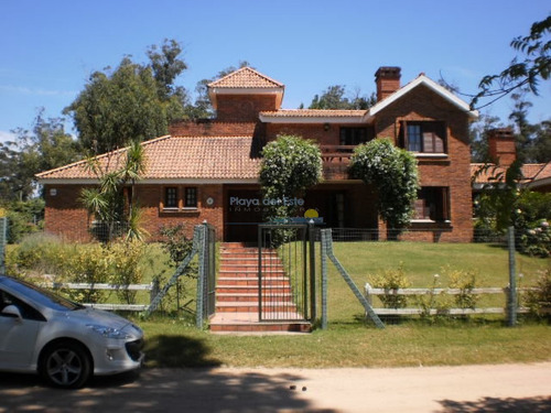 Casa En Zona Golf De Punta Del Este- Ref: 11519