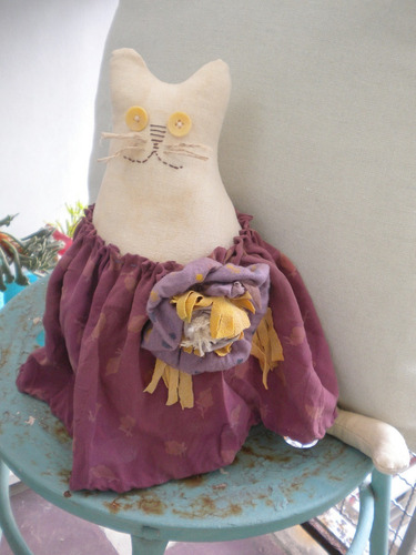 Gata Artesanal Con Vestido De Seda Violeta Y Adorno. 