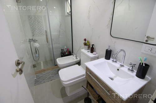 Departamento En Venta De 4 Ambientes Con Balcón Aterrazado Y 3 Cocheras Cubiertas En Morón.