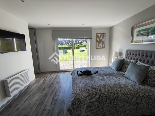 Casa En Venta De 5 Dorm. En Calera De Tango, Aepp