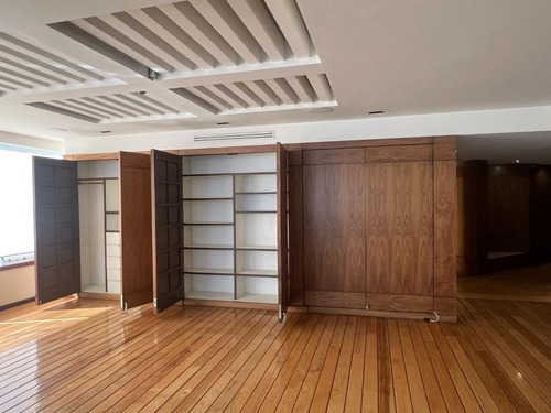Bosque De Las Lomas, Espacioso Departamento Remodelado De 330m2, Vista Arbolada, Sala-comedor, Bar, Baño De Visitas, Sala De T.v. 3 Amplias Recamaras Con Baño Cada Una, Vestidores, Cocina Equipada, Ár