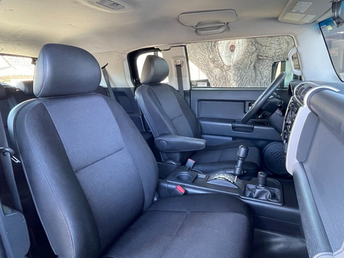 Imagen 14 de 15 de Toyota Fj Cruiser 2012 4x4 Automático Full