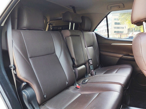 Imagen 19 de 25 de Toyota Hilux Sw4 2016 Srx 4x4 At 7 Asientos Abasto Motors