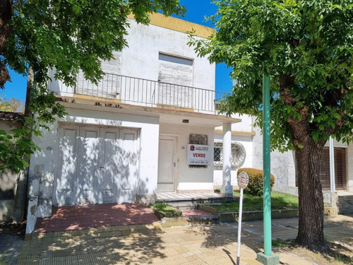 Casa Antigua En El Centro De Gral Belgrano.