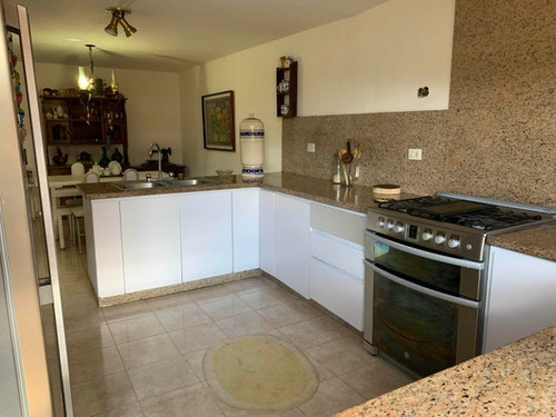 Imagen 13 de 27 de Townhouse En Venta De Dos Niveles Estilo Mediterraneo Cocina Empotrada E Iluminada Monteserino San Diego