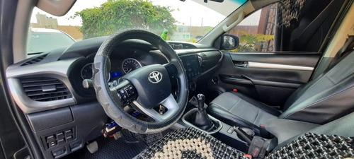 Imagen 14 de 25 de Toyota Hilux 4x4 Sr Modelo Revo Sr