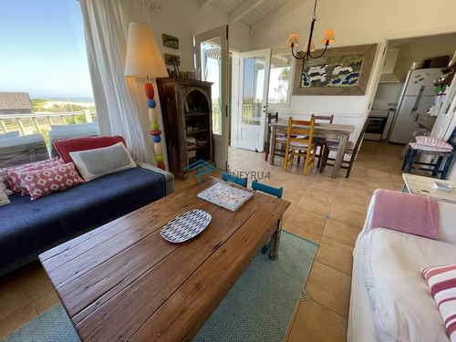 Venta De Casa Amplia De Construcción Sólida Sobre Primera Fila De Mar En La Juanita, José Ignacio