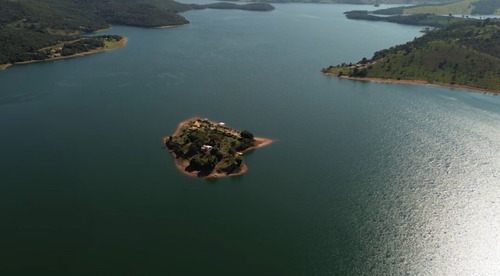 Vende-se Belíssimo Terreno De Marina Às Margens Do Lago De Furnasmg, Com Extensão De 3,8 Alqueires.