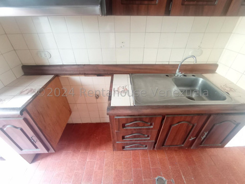 Apartamento En Venta Economico Grande Cómodo Cn 125 Metros 4 Habitaciones 2 Baños Zona Centro Maracay Agua Constante Seguridad Nela 2425950