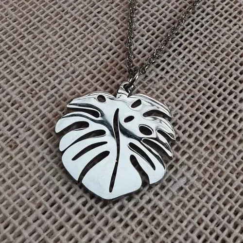 Imagen 4 de 6 de Dije Hoja Monstera Elegante De Acero Con Cadena