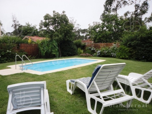 Punta Del Este, Pinares, Casa De 5 Dormitorios Y Piscina*- Ref: 42155