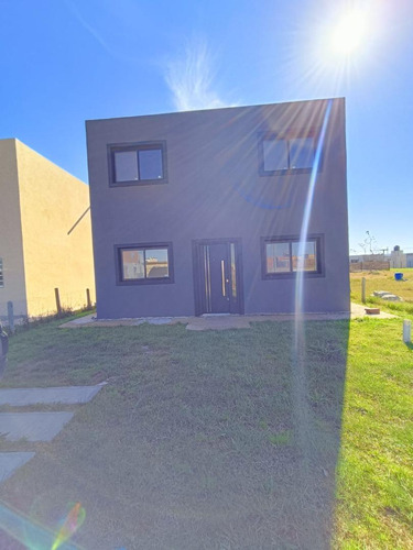 Casa En Venta - 3 Dormitorios 2 Baños - 380mts2 - San Vicente