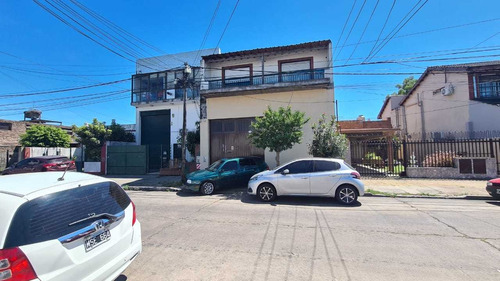 Oportunidad En Venta En Caseros Sobre Calle Mitre; Galpon De Losa Doble Altura Entrada De Camion Mas 3 Viviendas. Ver Descripcion F: 8834