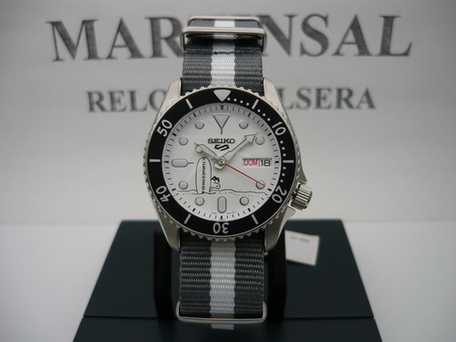 Seiko 5 Sports Peanuts Snoopy Edición Limitada Srpk25 Malla Gris Bisel Negro Fondo Blanco
