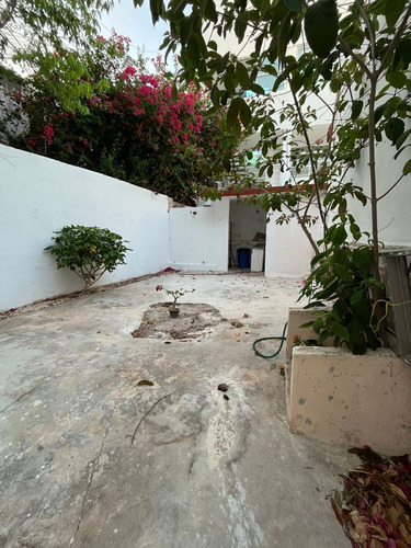 Casa Amueblada De 4 Recámaras Y Una Sola Planta, Barrio De Santiago