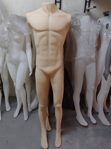 Maniquíe De Hombre Sin Brazos Y Sin Cabeza