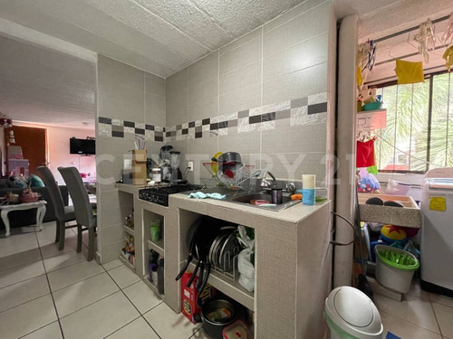 Departamento En Tercer Piso A Una Cuadra De Plan De Ayala