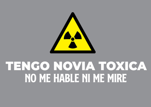 Calcomonia Tengo Novia Tóxica Frase Vinil Para Moto Auto 2pz