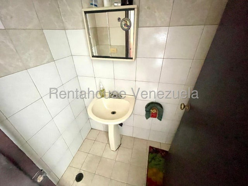 Amplia Y Cómoda Casa En Venta Al Oeste De La Ciudad, Posee Gran Distribución Interna Para El Disfrute De Tu Familia