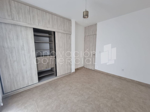 Casa En Venta De 4 Recámaras, En El Refugio, Torre De Piedra