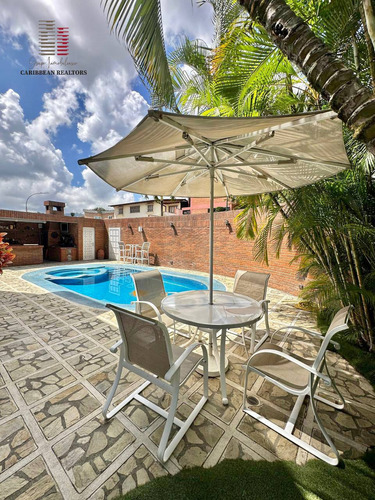 En Venta Hermosa Y Amplia Casa Quinta Ubicada En Los Samanes - Caracas