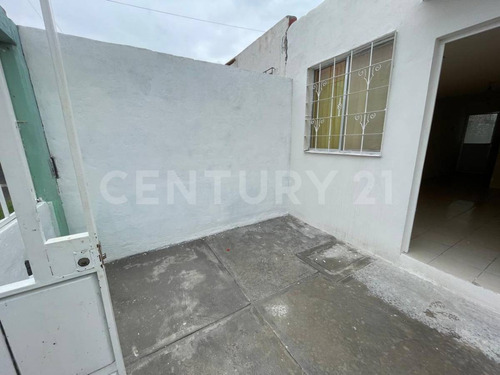 Casa En Venta Sobre Avenida Gandhí, San Juan Del Río, Querétaro.