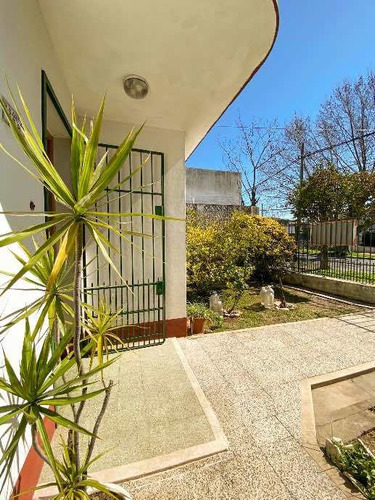 Imagen 2 de 14 de Casa En Venta Cond En Remedios De Escalada Oeste