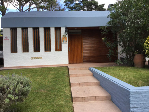 Excelente Casa Zona Golf, 3 Dormitorios 3 Baños Cochera Quincho Cerrado Parrilla Hermoso Parque