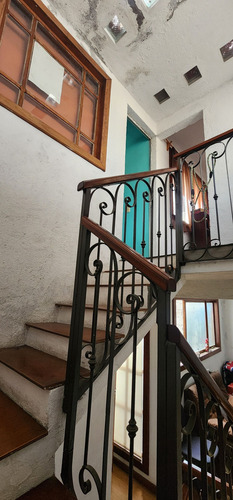 Casa De 3 Pisos Con Baño En Planta Baja Y Espacios Generosos En Villa Santin