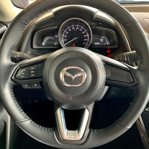 Imagen 14 de 14 de Mazda 2 Sedan Touring Mt Blanco