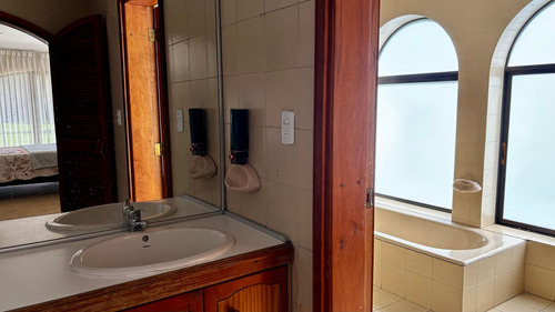Venta De Espectacular Propiedad En Pirque. Gran Casona, Ubic