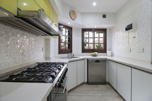 Exclusiva Casa 7 Amb. C/pileta Y Quincho V. Parque