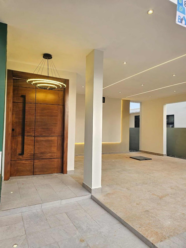 Exclusiva Casa Ubicada En El Residencial Los Lirios, La Roma